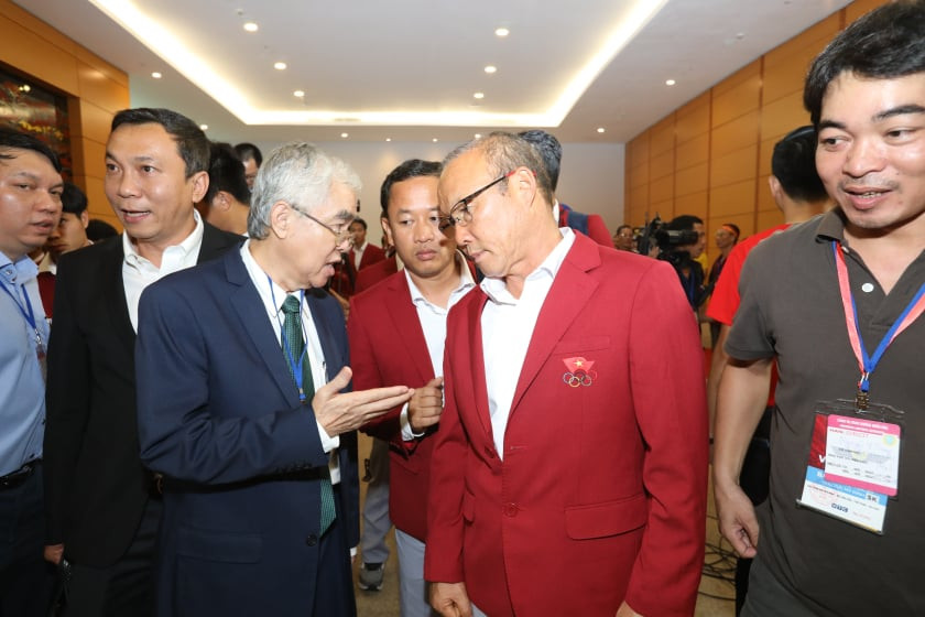 Olympic Việt Nam đã về tới sân bay Nội Bài ảnh 17