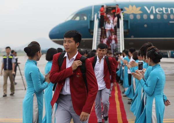 Olympic Việt Nam đã về tới sân bay Nội Bài ảnh 18