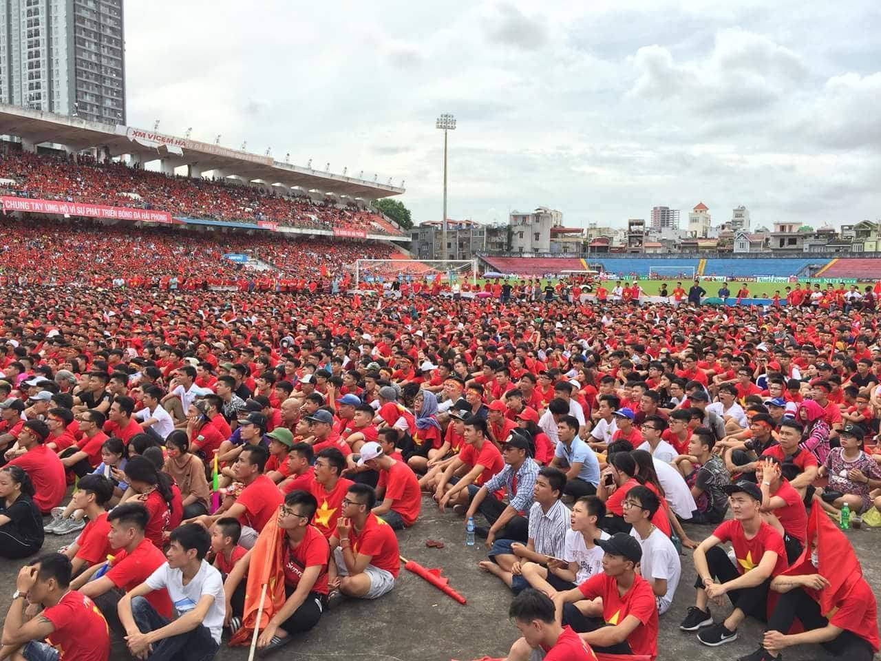 Cổ động viên tiếc nuối khi Việt Nam thua ở loạt penalty ảnh 13