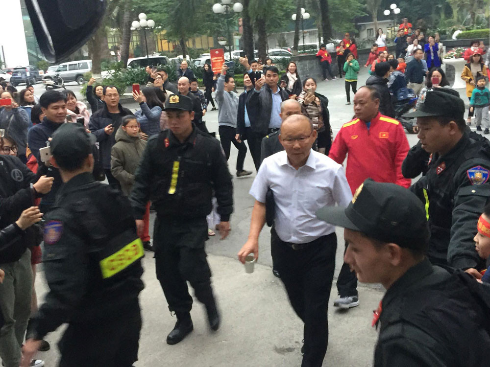 Cổ động viên vỡ òa sau bàn mở tỷ số của Anh Đức ảnh 25