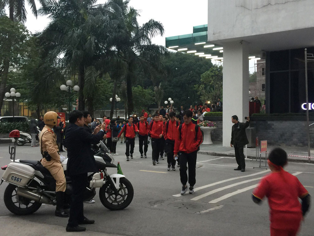 Cổ động viên vỡ òa sau bàn mở tỷ số của Anh Đức ảnh 26