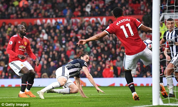 Thua sốc đội bét bảng, M.U sớm dâng ngôi vô địch cho Man City ảnh 3