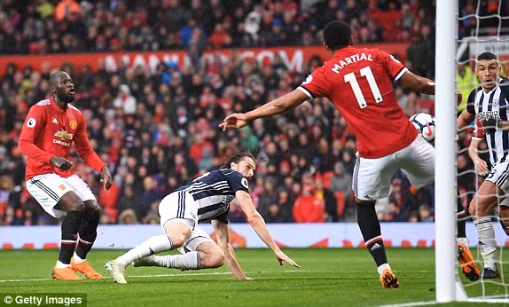 Thua sốc đội bét bảng, M.U sớm dâng ngôi vô địch cho Man City ảnh 3
