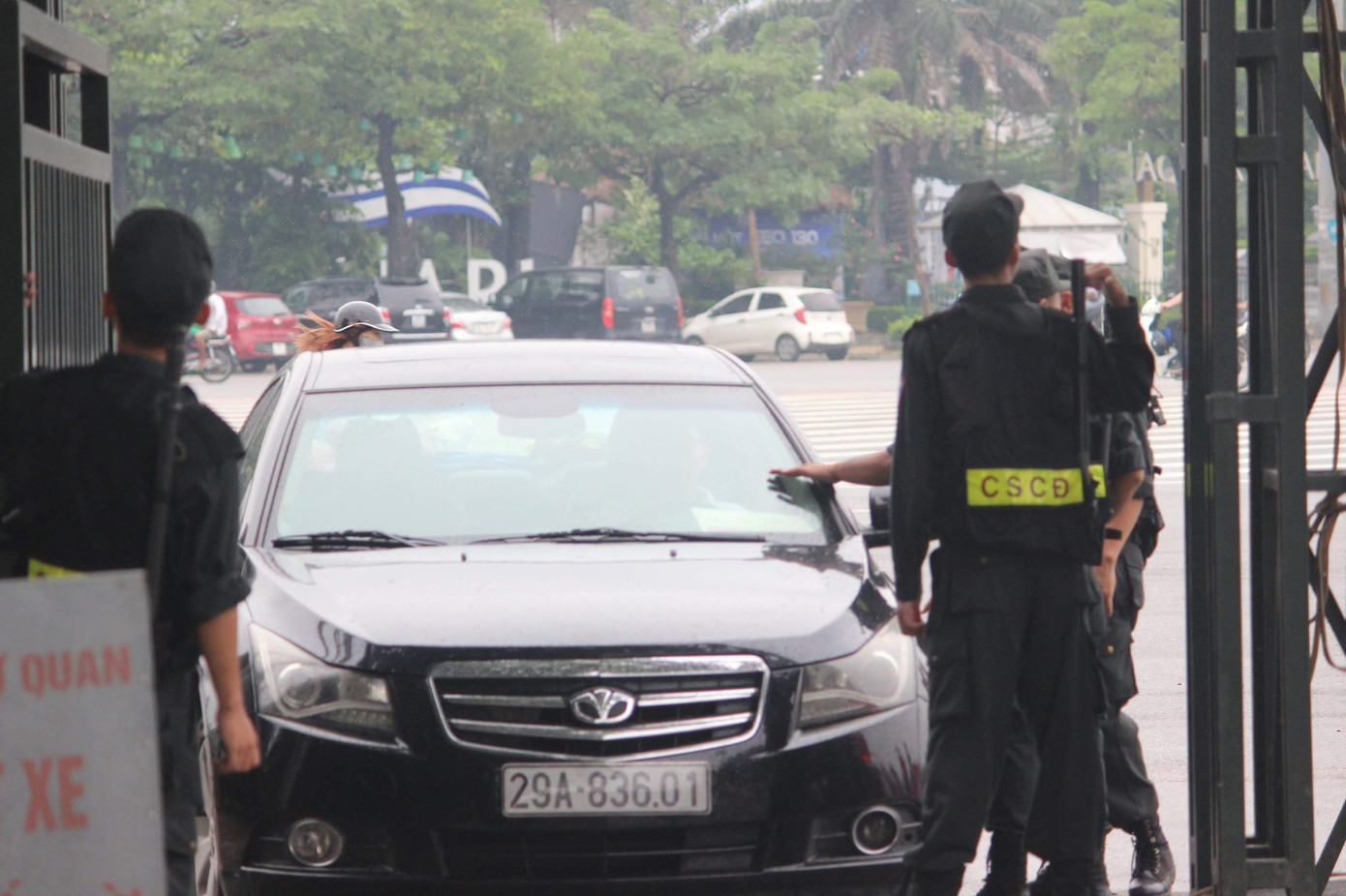 Olympic Việt Nam đã về tới sân bay Nội Bài ảnh 25