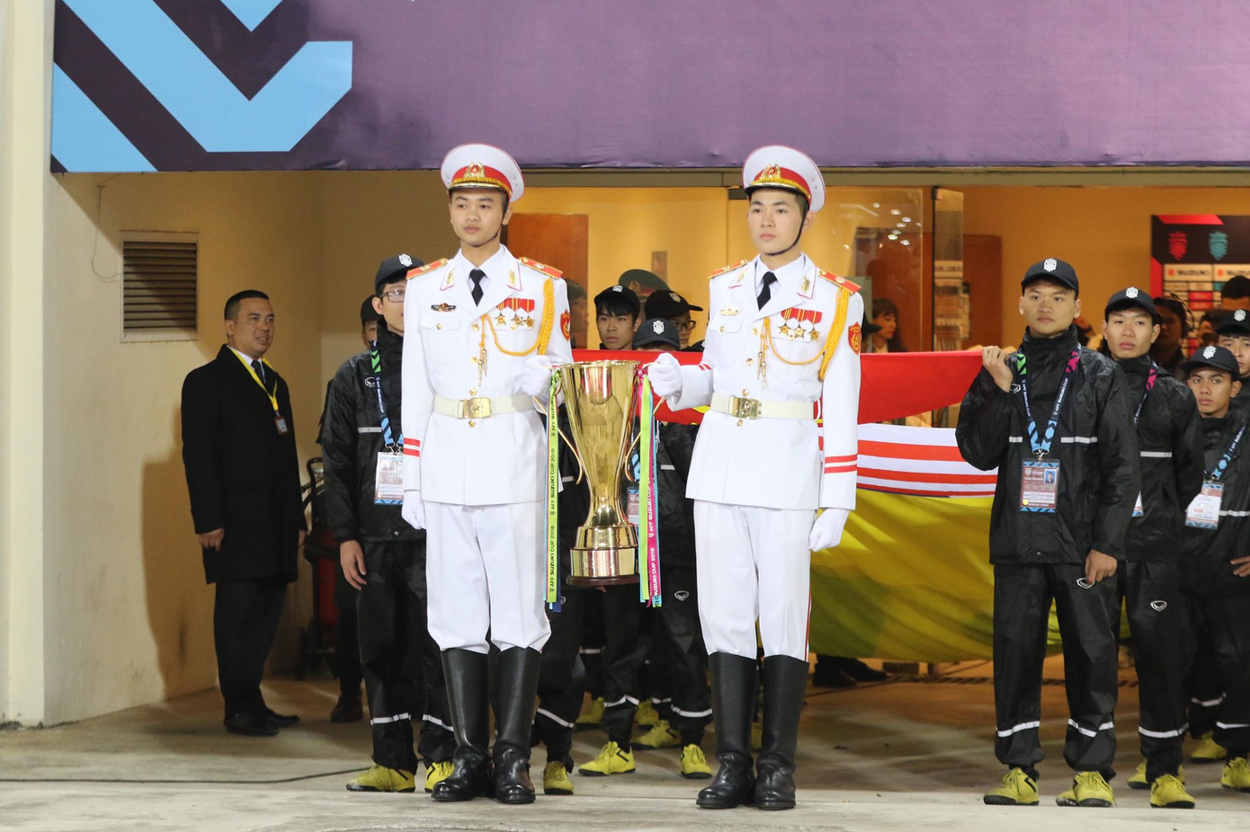 Cổ động viên vỡ òa sau bàn mở tỷ số của Anh Đức ảnh 6