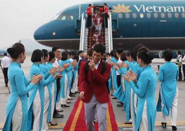 Olympic Việt Nam đã về tới sân bay Nội Bài ảnh 19