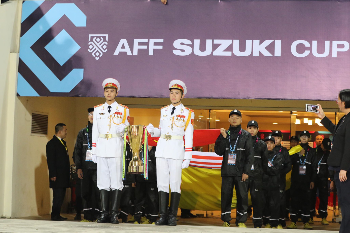 Cổ động viên vỡ òa sau bàn mở tỷ số của Anh Đức ảnh 5