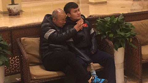 Thầy Park bá vai Quang Hải, xem Công Phượng khoe chân ảnh 2