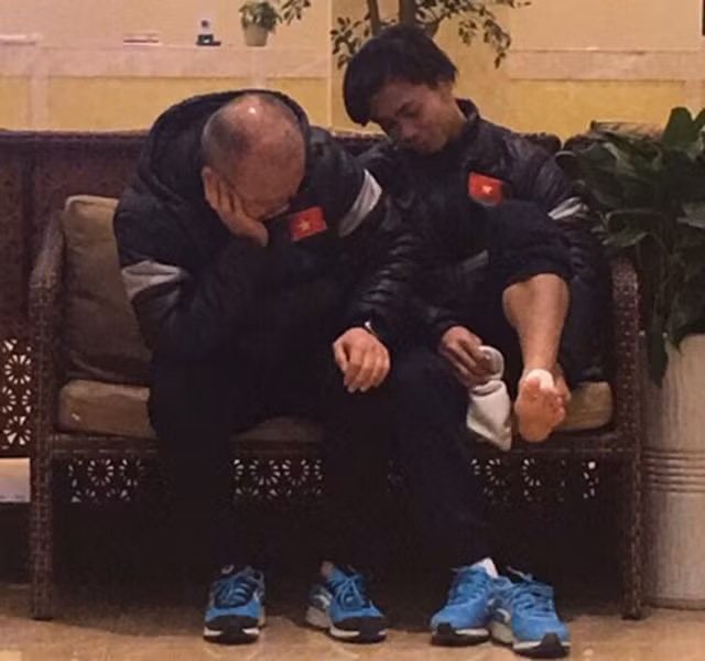 Thầy Park bá vai Quang Hải, xem Công Phượng khoe chân ảnh 3