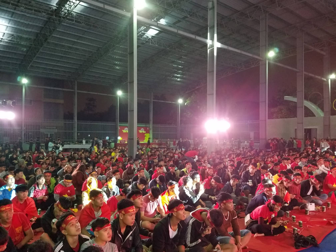 Cổ động viên vỡ òa sau bàn mở tỷ số của Anh Đức ảnh 7