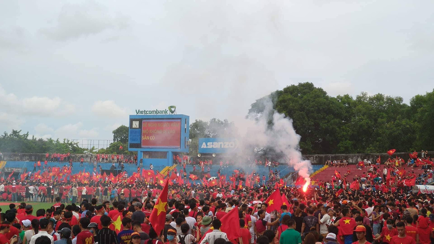 Cổ động viên tiếc nuối khi Việt Nam thua ở loạt penalty ảnh 11