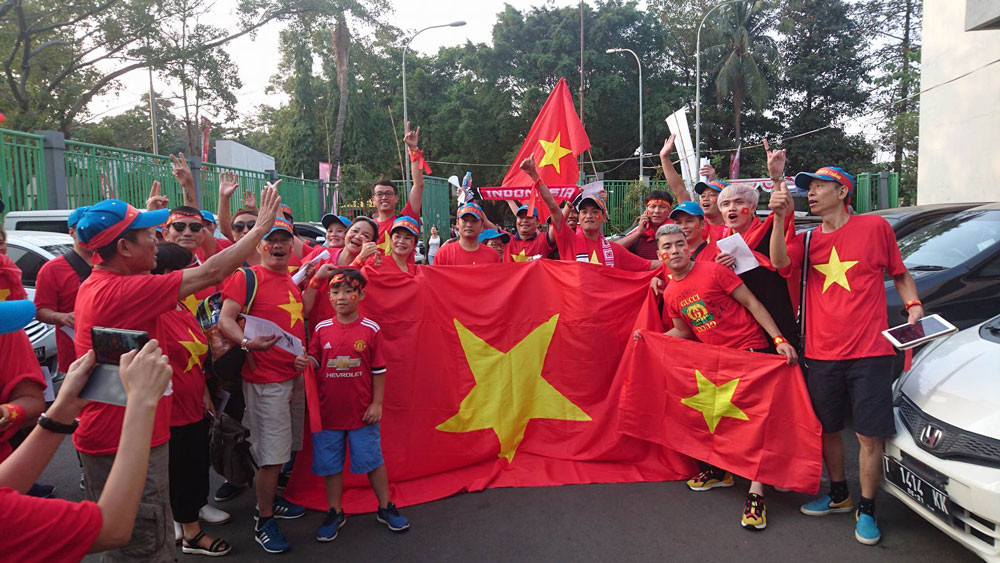 CĐV xuống đường ăn mừng chiến tích của Olympic Việt Nam ảnh 41