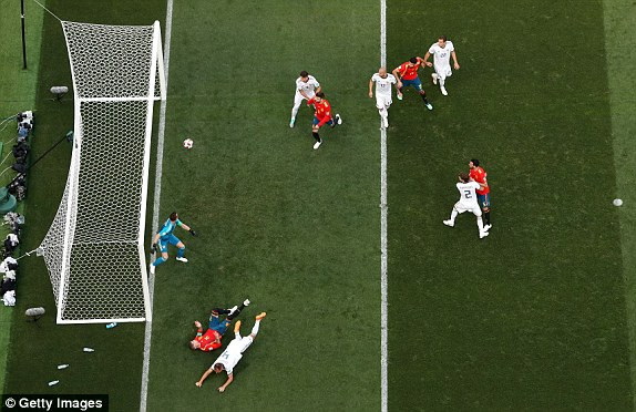 Thắng nghẹt thở Tây Ban Nha bằng 'đấu súng', Nga tiến vào tứ kết ảnh 14