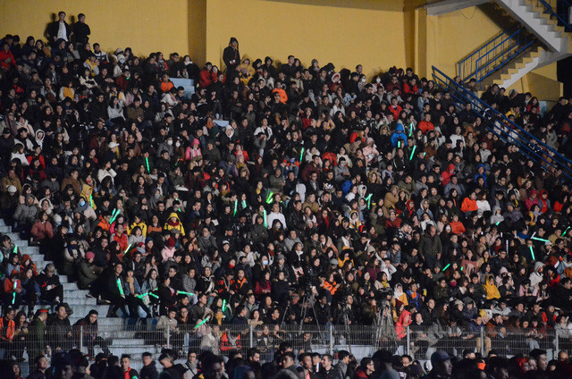 Triệu người cùng đếm ngược hô vang 'chúc mừng năm mới' ảnh 24