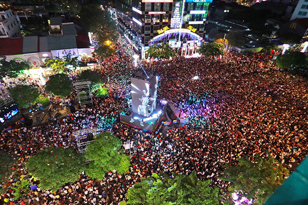 Triệu người cùng đếm ngược hô vang 'chúc mừng năm mới' ảnh 29