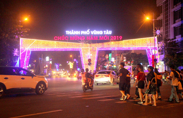 Triệu người cùng đếm ngược hô vang 'chúc mừng năm mới' ảnh 32