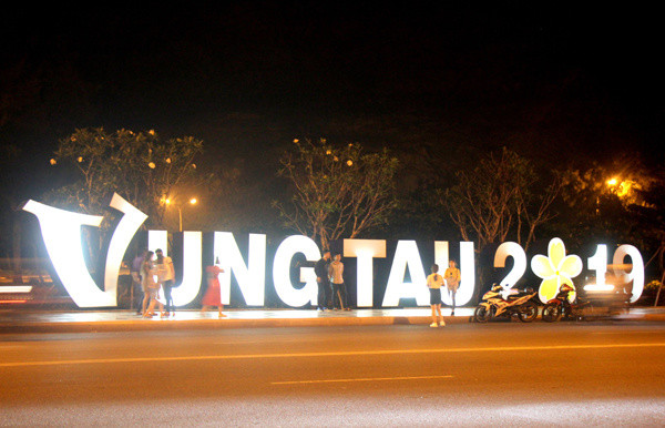 Triệu người cùng đếm ngược hô vang 'chúc mừng năm mới' ảnh 33