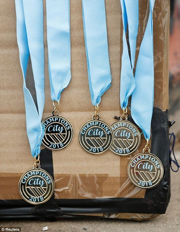 Ngược dòng khó tin, M.U cản Man City vô địch sớm ảnh 3