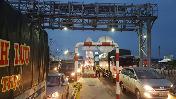 Dùng tiền lẻ nhúng nước để mua vé BOT Cần Thơ – Phụng Hiệp ảnh 1