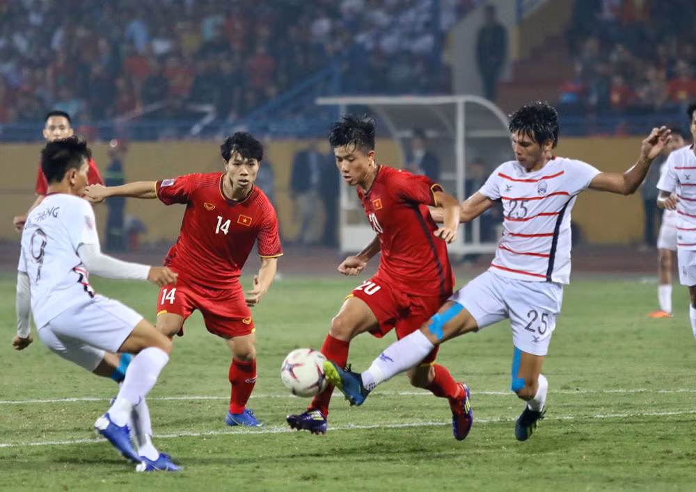 Thắng Campuchia 3-0, tuyển Việt Nam vào bán kết AFF Cup ảnh 3 Thắng Campuchia 3-0, tuyển Việt Nam vào bán kết AFF Cup ảnh 3