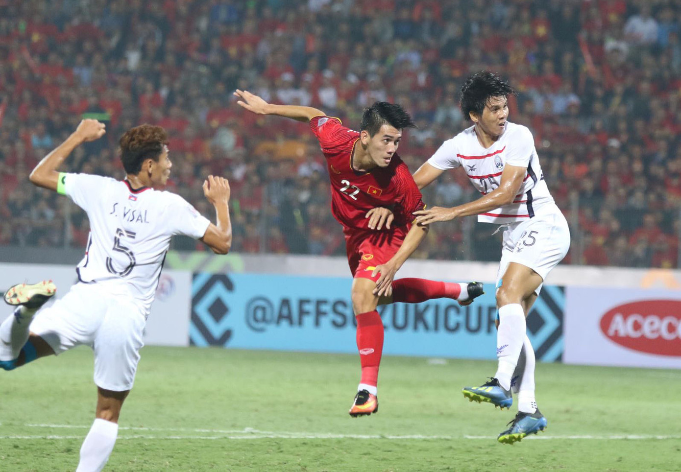 Thắng Campuchia 3-0, tuyển Việt Nam vào bán kết AFF Cup ảnh 4