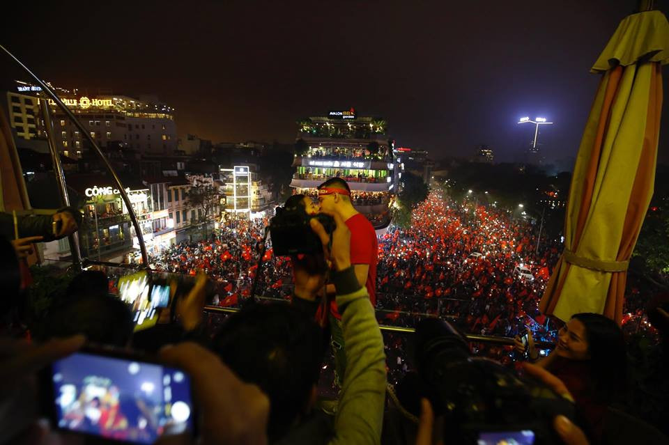 Biển người rợp cờ hoa, reo hò khắp cả nước mừng kỳ tích của U23 Việt Nam ảnh 1