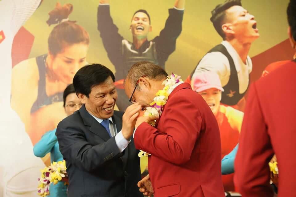 Olympic Việt Nam đã về tới sân bay Nội Bài ảnh 15