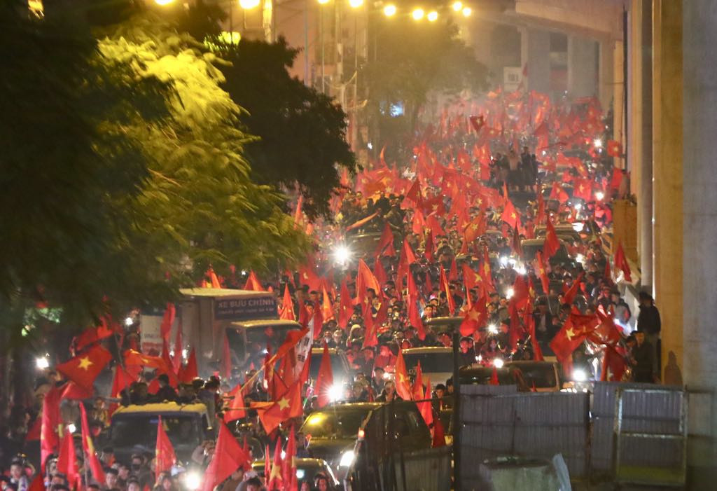 Đêm cuồng nhiệt với chức vô địch AFF Cup 2018 của tuyển Việt Nam ảnh 7