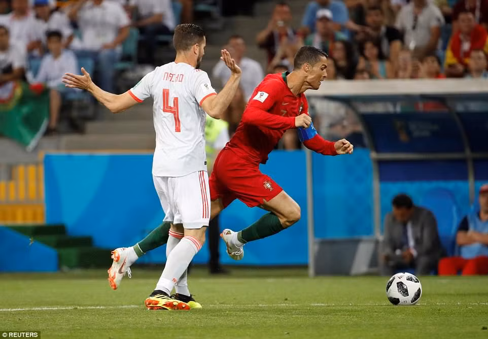 BÌNH LUẬN Cristiano Ronaldo: Vạn lý độc hành ảnh 2