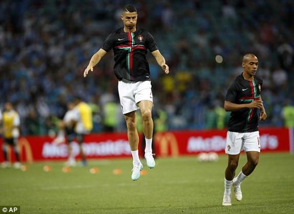 Bồ Đào Nha thua Uruguay, Ronaldo theo chân Messi về nước ảnh 11