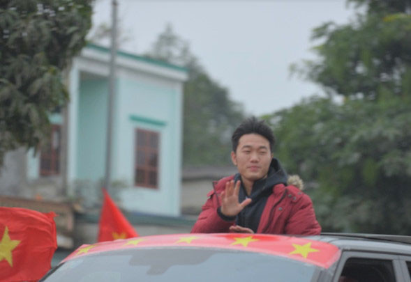 Thủ quân U23 Việt Nam được chào đón như người hùng ở quê nhà ảnh 7