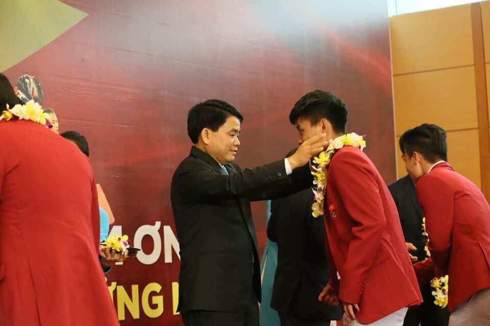 Olympic Việt Nam đã về tới sân bay Nội Bài ảnh 16