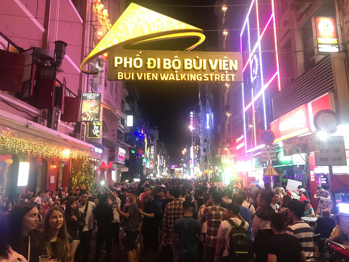 Triệu người cùng đếm ngược hô vang 'chúc mừng năm mới' ảnh 2