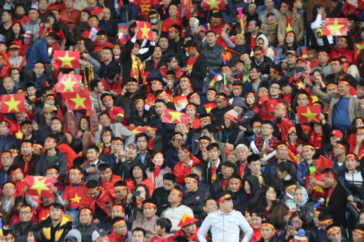 Những khán đài rực lửa trên sân Mỹ Đình. Ảnh: Như Ý