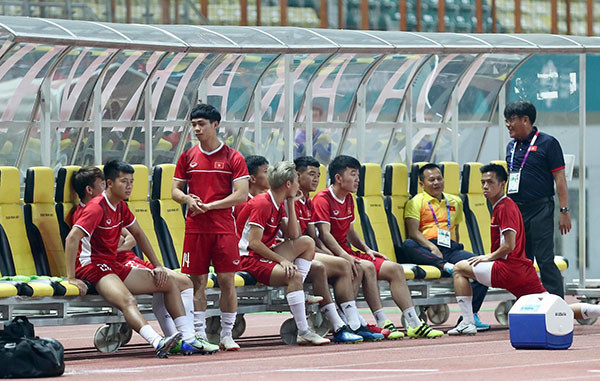 Vì sao HLV Park Hang Seo để Công Phượng dự bị? ảnh 1