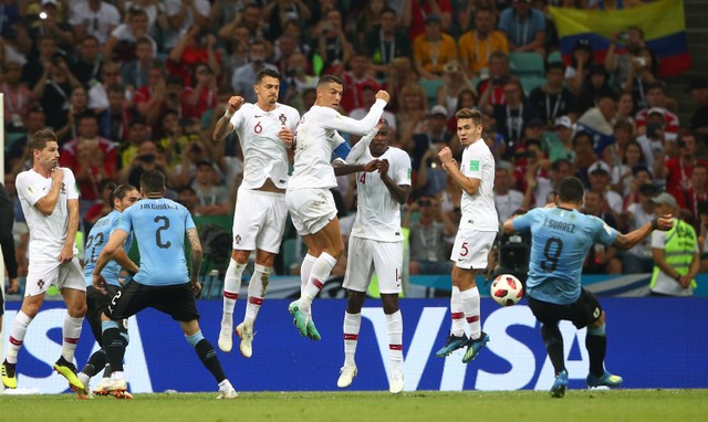 Bồ Đào Nha thua Uruguay, Ronaldo theo chân Messi về nước ảnh 19