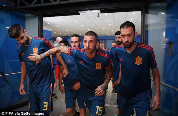 Thắng nghẹt thở Tây Ban Nha bằng 'đấu súng', Nga tiến vào tứ kết ảnh 11