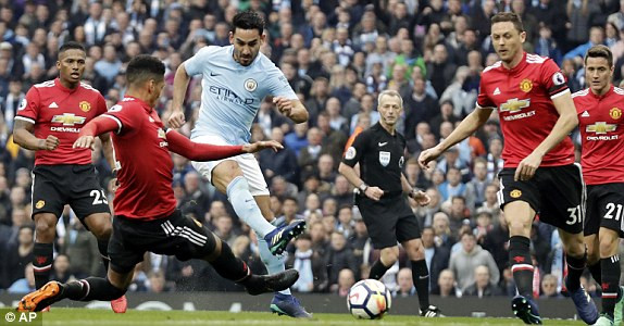 Ngược dòng khó tin, M.U cản Man City vô địch sớm ảnh 16