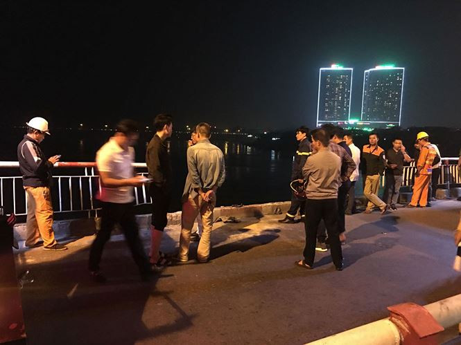 Trục vớt ô tô lao từ cầu Chương Dương xuống sông Hồng ảnh 5 Trục vớt ô tô lao từ cầu Chương Dương xuống sông Hồng ảnh 5