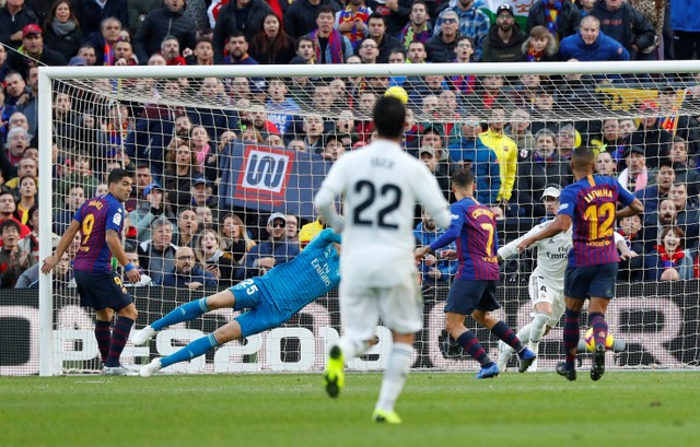 Suarez lập hat-trick, Barcelona vùi dập Real Madrid ở Siêu kinh điển ảnh 7