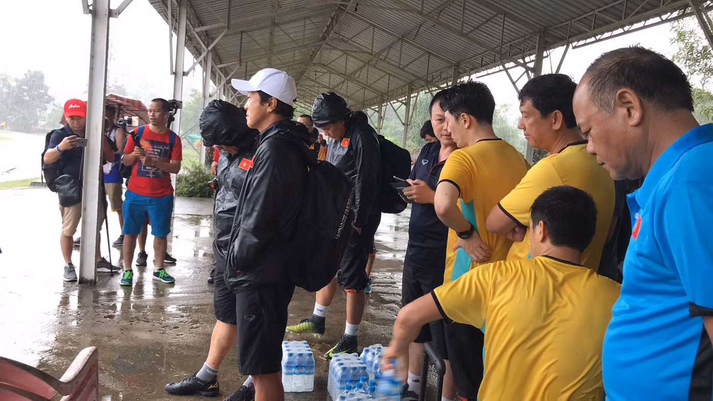 Chờ đợi khoảng 20 phút nhưng cơn mưa trắng trời không có dấu hiệu ngớt, Ban huấn luyện đội tuyển buộc phải yêu cầu các cầu thủ trở lại ô tô để... trú mưa.