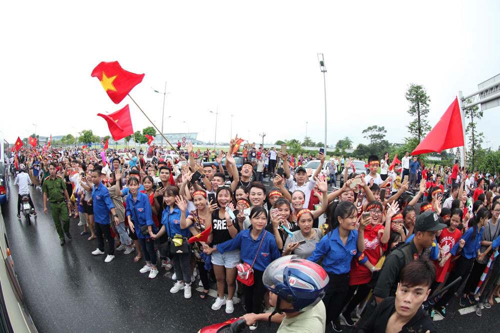 Olympic Việt Nam đã về tới sân bay Nội Bài ảnh 12