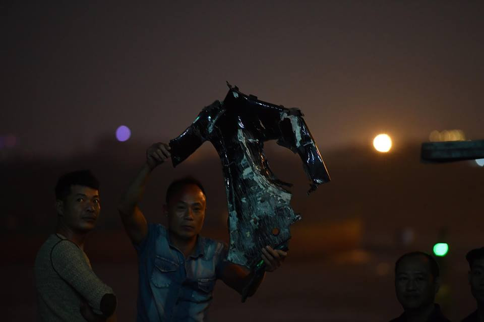 Ô tô đâm gãy lan can cầu Chương Dương lao xuống sông Hồng ảnh 8 Ô tô đâm gãy lan can cầu Chương Dương lao xuống sông Hồng ảnh 8