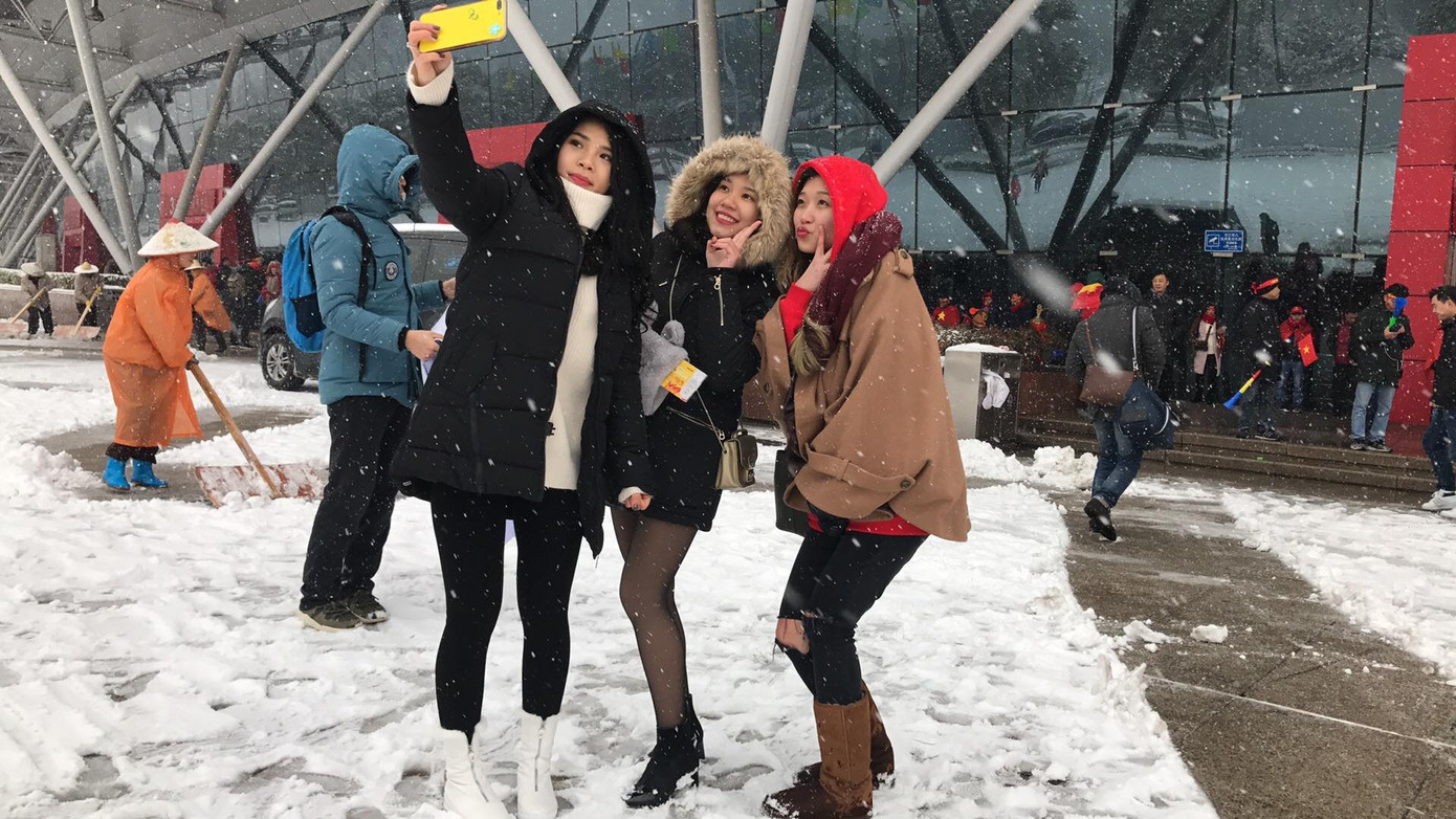 Cổ động viên ngồi xe lăn, truyền máu vẫn cuồng nhiệt cổ vũ U23 Việt Nam ảnh 81