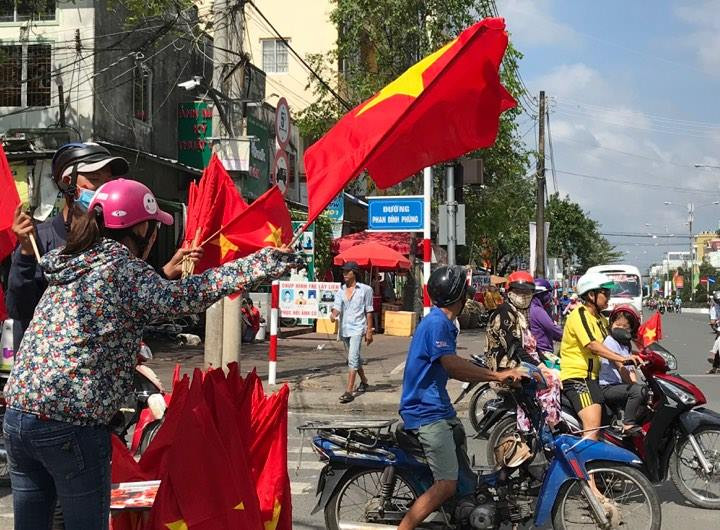 Cổ động viên ngồi xe lăn, truyền máu vẫn cuồng nhiệt cổ vũ U23 Việt Nam ảnh 88