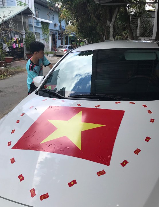 Cổ động viên ngồi xe lăn, truyền máu vẫn cuồng nhiệt cổ vũ U23 Việt Nam ảnh 90