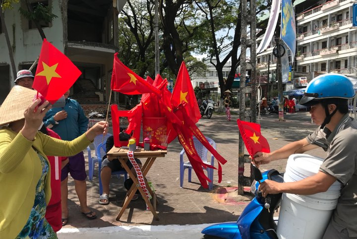 Cổ động viên ngồi xe lăn, truyền máu vẫn cuồng nhiệt cổ vũ U23 Việt Nam ảnh 89