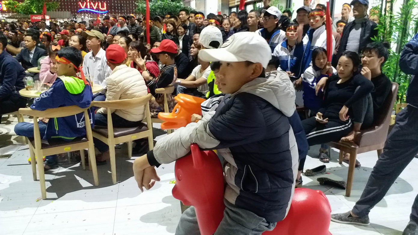 Cổ động viên ngồi xe lăn, truyền máu vẫn cuồng nhiệt cổ vũ U23 Việt Nam ảnh 10