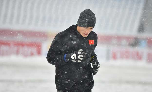 Cổ động viên ngồi xe lăn, truyền máu vẫn cuồng nhiệt cổ vũ U23 Việt Nam ảnh 41