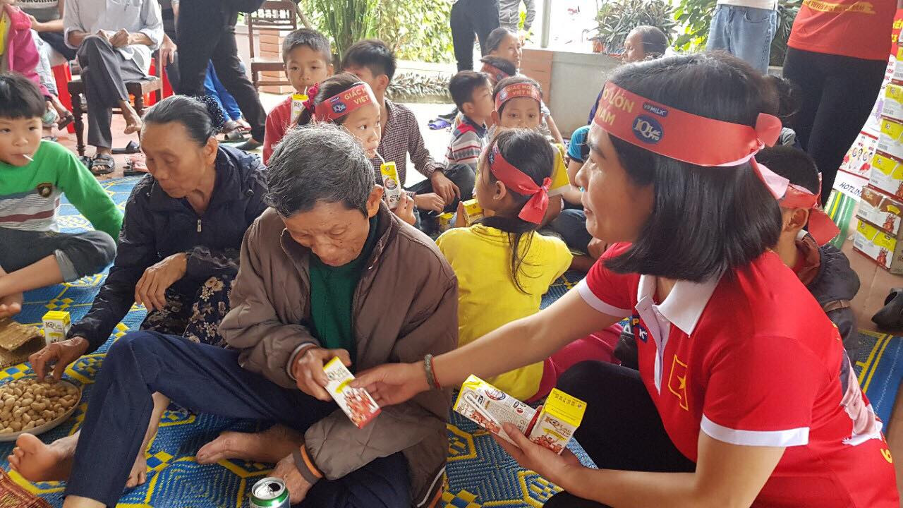 Cổ động viên ngồi xe lăn, truyền máu vẫn cuồng nhiệt cổ vũ U23 Việt Nam ảnh 87